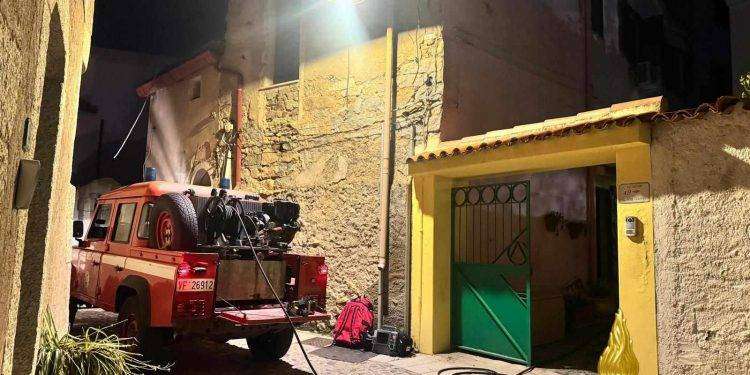 Paura a Nuoro, abitazione in fiamme nella notte