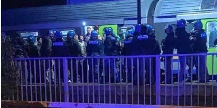 Tifosi Udinese assaltano treno con supporter Venezia