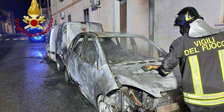 Due auto in fiamme nella notte a Galtellì