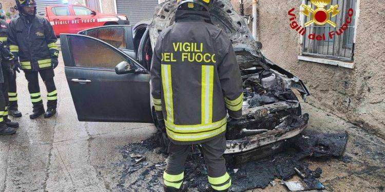 Auto in fiamme nella notte a Bitti