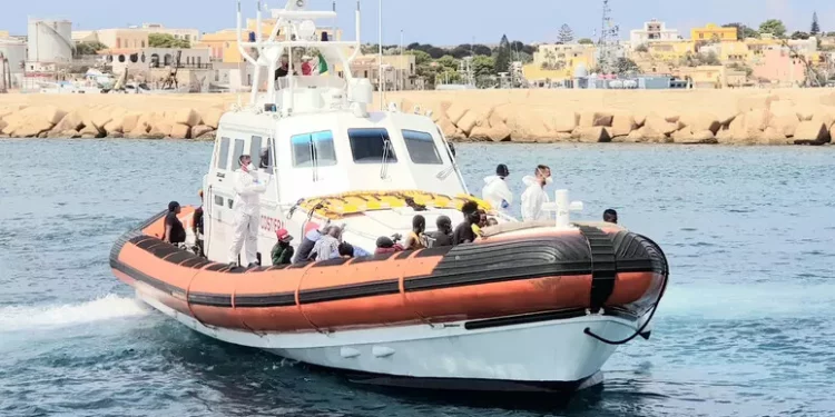 Naufragio migranti, in corso ricerche 40 dispersi