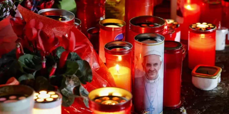 Condizioni stabili per il Papa, nessuna crisi. La prognosi resta riservata