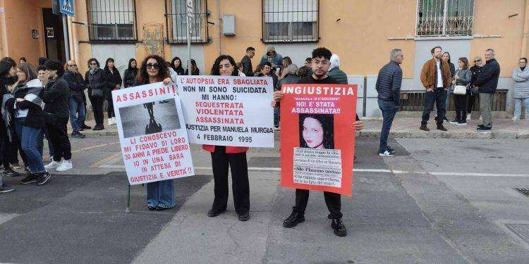 Cagliari, in centinaia alla fiaccolata per chiedere verità sulla morte di Manuela Murgia