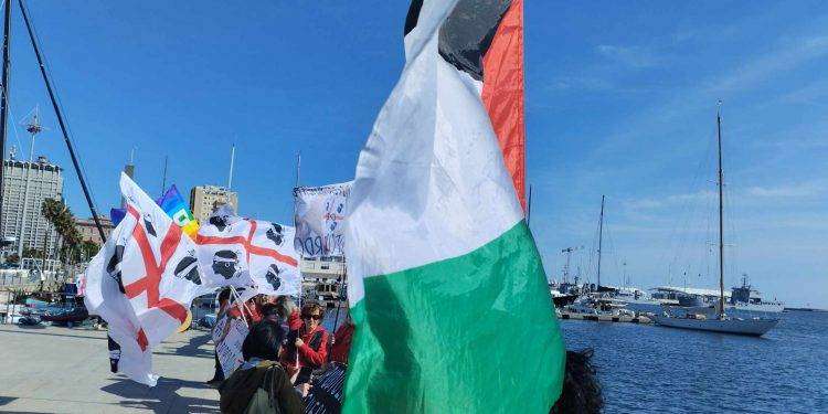Cagliari, flash mob contro la Nato e contro la guerra