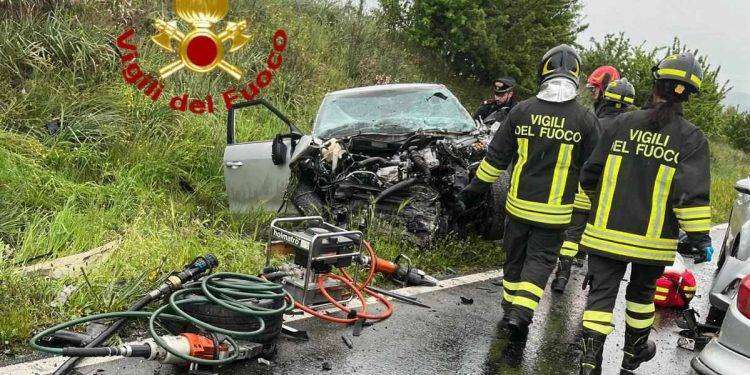 Scontro tra auto sulla 129 a Silanus, un morto