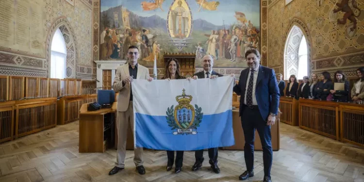 Gabry Ponte riceve la bandiera di San Marino dai Capitani