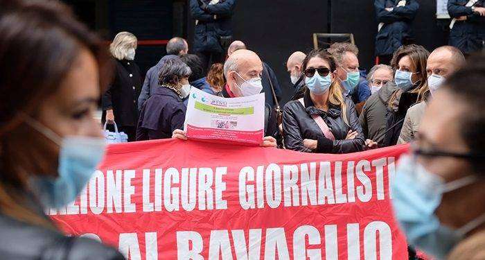 Genova, giornalista picchiato dalla polizia. Per i giudici: un fatto doloso