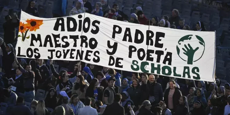 Oggi i funerali del Papa, fedeli in fila anche da ieri sera