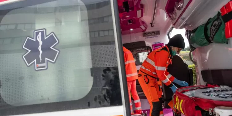 Cadono da tetto casolare 14enne muore, gravissimo 13enne