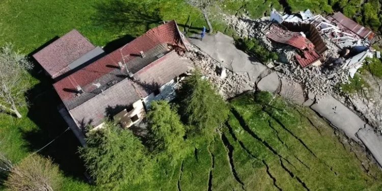 Una grande frana spaventa l’Appennino e inghiotte le case
