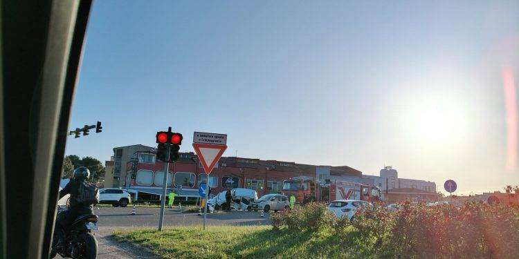 Tamponamento al semaforo di Assemini sulla 130: auto distrutte