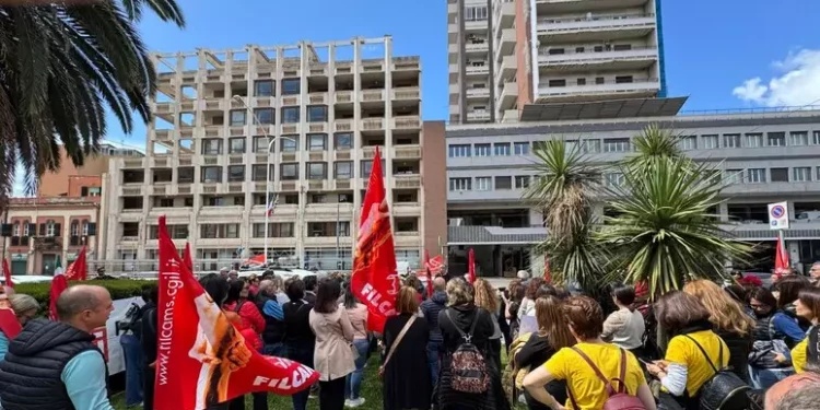 Tagli assistenza domiciliare, protesta davanti alla sede Inps