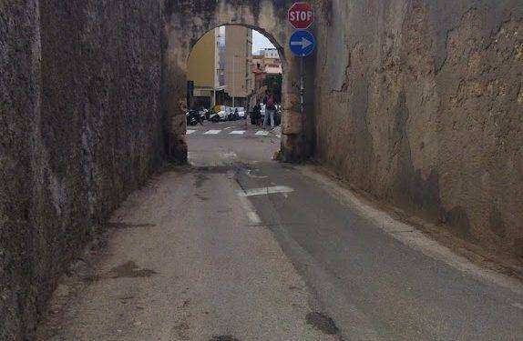 Cagliari, il portico Palabanda è da restaurare: stop alla circolazione