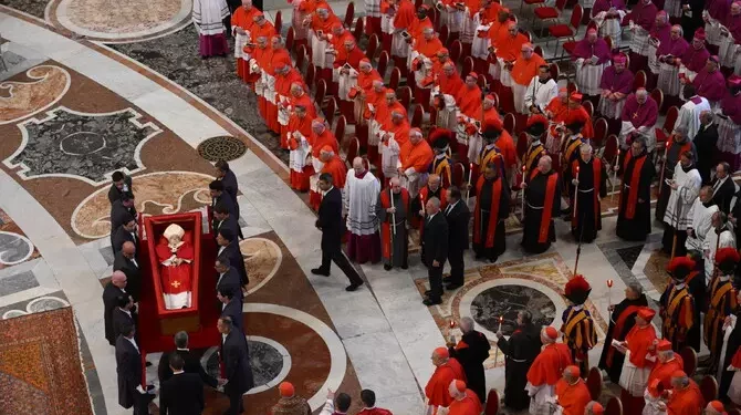 La bara del Papa in basilica a terra, non sul catafalco