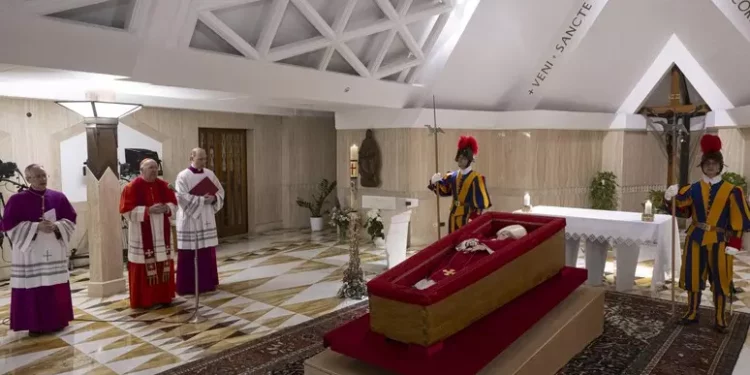 Addio a Francesco: il Papa nella bara con la casula rossa, i funerali sabato alle 10 a San Pietro