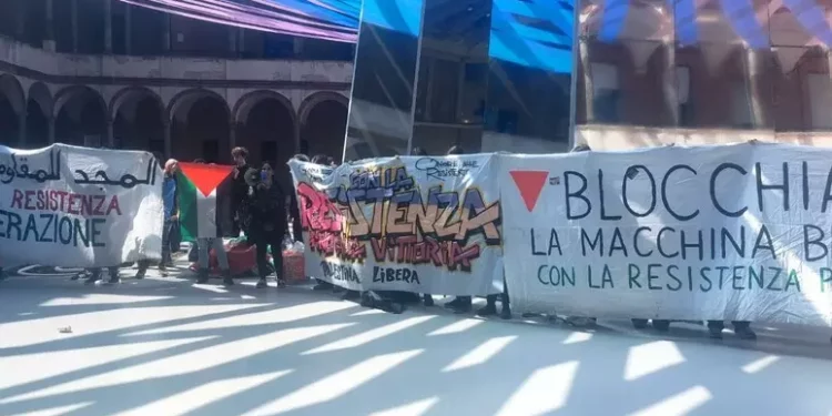 ProPal a Milano occupano spazio dove c’è installazione di Amazon