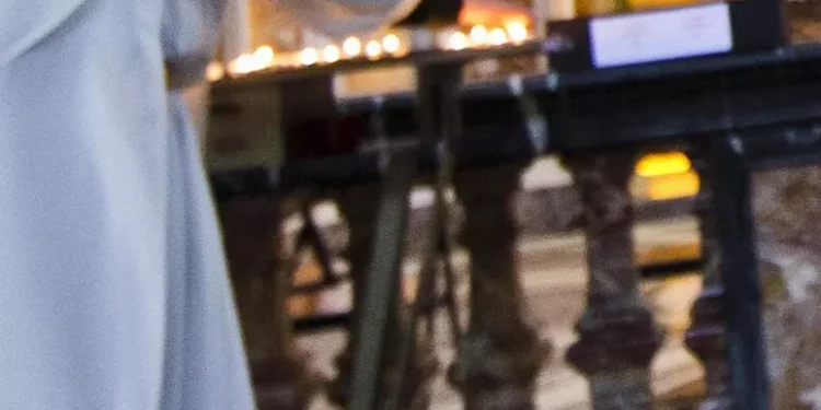 Sacerdote ai domiciliari per violenza sessuale su minori