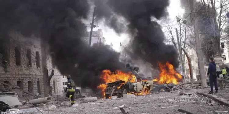 Missili su Sumy, altro che “strage delle palme”, Zelensky rimuove il militare che ha organizzato il raduno militare