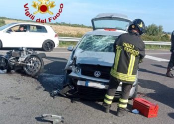 Posada, schianto auto-moto sulla 125: muore una donna, in gravi condizioni il compagno