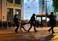 Caos a Parigi dopo la vittoria in Champions, 2 morti e 320 arresti