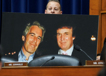 Bloomberg: l’FBI avrebbe oscurato il nome di Trump prima della pubblicazione dei documenti su Epstein
