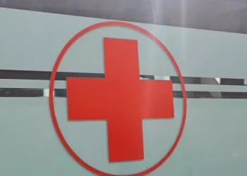 Scontro auto-bus scuola nel Torinese, un morto e 20 feriti