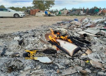 Sorpreso mentre bruciava rifiuti speciali in un terreno agricolo: una denuncia