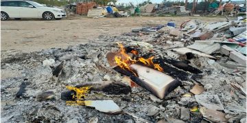 Sorpreso mentre bruciava rifiuti speciali in un terreno agricolo: una denuncia