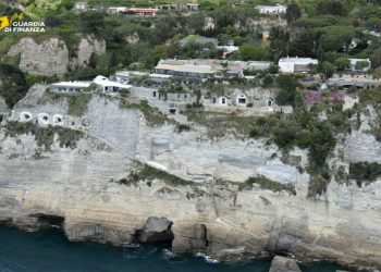 Abusi edilizi dal 1958: la Guardia di Finanza sequestra un maxi resort a Ischia