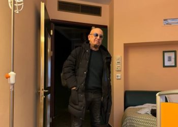 Enrico Ruggeri è stato operato: “Evito la foto dal letto d’ospedale, ora comincia il silenzio obbligato”