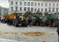 Agricoltori in protesta a Bruxelles, petardi e letame contro le istituzioni