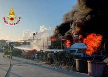 Cagliari, due feriti nel peschereccio in fiamme