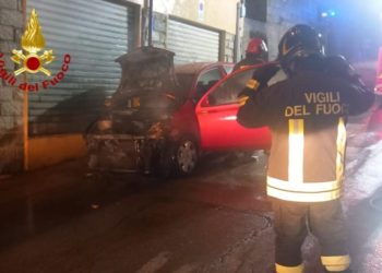 Auto in fiamme a Bono, intervento dei Vigili del Fuoco