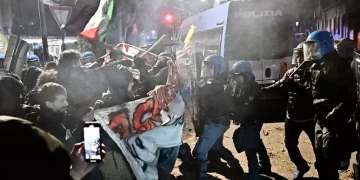 I manifestanti tentano rientro in Askatasuna ma vengono respinti: scontri con la polizia