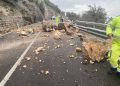 Maltempo, strada statale 125 chiusa per frana