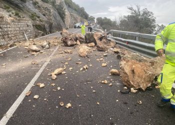 Maltempo, strada statale 125 chiusa per frana