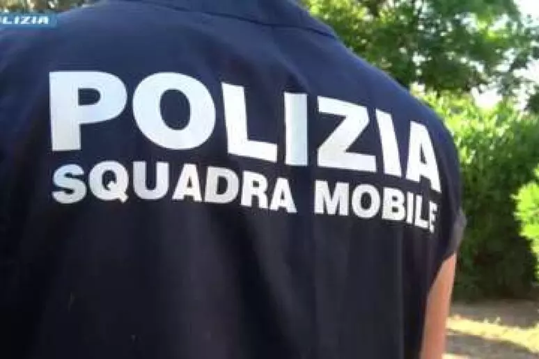 Calci e pugni per portare via il monopattino a un coetaneo