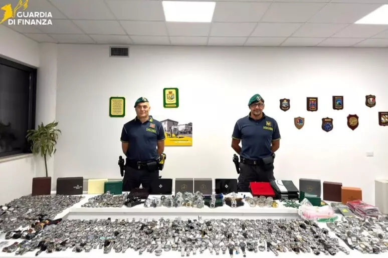 Scoperta a Olbia una base logistica del falso, sequestrati 1300 orologi