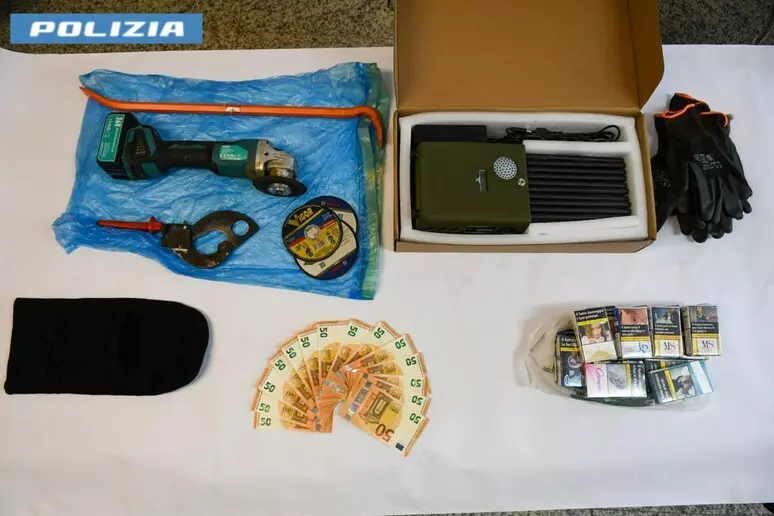 Furti in distributori di carburante sulla 131, un arresto e due denunce