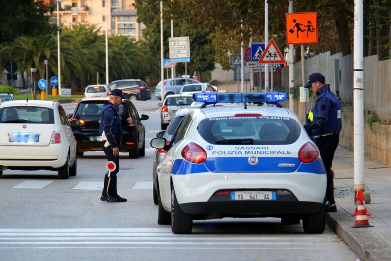 Scappa con l’auto dopo avere investito due bimbe sulle strisce a Sassari